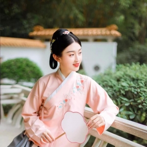 眉毛稀少的人，是“财薄”还是“灾薄”