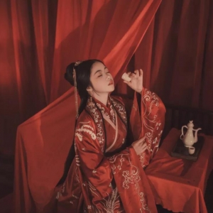 娶妻慎娶伤官女，嫁汉慎嫁劫财郎，结婚是一生大事，谨慎为好