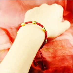 时常有人手戴红绳，来看一看小红绳大学问