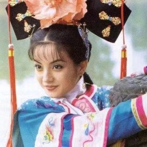 赵薇股权再遭冻结，她的好面相是是怎么毁掉的？